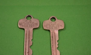 2 mejores llaves vintage, numeradas SM4 A, 4A2 E para cerraduras antiguas, ILEGAL DUPLICAR - Imagen 1 de 2
