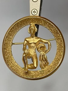 Vintage CROWN TRIFARI Aquarius Zodiac Brooch Gold Tone Jan 20–Feb 18 c.1960s - Picture 1 of 6
