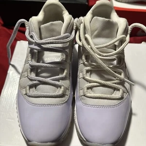 Größe 9,5 - Jordan 11 Low Pure Violet 2022 - AH7860-101 - Bild 1 von 8