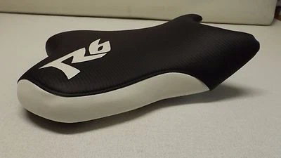 YAMAHA 06-07 YZF R6 BLACK CARBON FIBER TEXTURE/WHITE CUSTOM RIDER SEAT COVER - Image 1 of 4