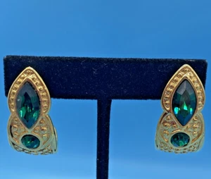 NAPIER Signed Gold-Tone Earrings w/Faceted Emerald Stones Clip/Screw Backs VTG - Foto 1 di 21