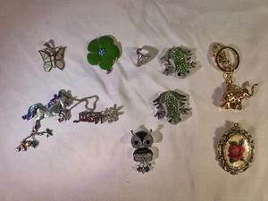 Lotto 10 spille e spille bigiotteria unicorno gufo rana farfalla altro - Foto 1 di 6