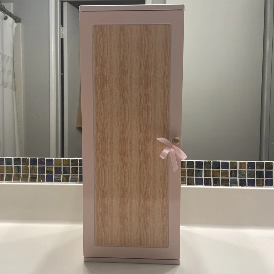 Usado Nuestra Generación Moda - Armario, 5 perchas y cajones incluidos para muñecas de 18" Foto 1 de 4