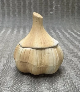 Vtg Ceramic Garlic Shape Storage Container Keeper Trinket Box Made in Japan - Picture 1 of 8