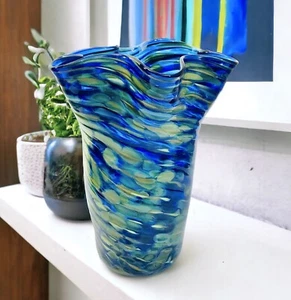 "Florero con volantes de vidrio soplado Arribas Brothers Walt Disney World 9"" azul amarillo remolino" - Imagen 1 de 15