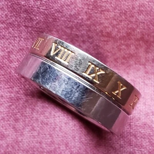 Anillo de acero inoxidable con número romano dorado tono plata para hombre talla 10 de colección R1 - Imagen 1 de 12