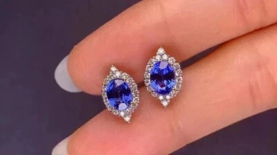 Aretes con halo de zafiro azul simulado de corte ovalado de 2 quilates enchapados en oro blanco de 14 quilates Foto 1 de 4