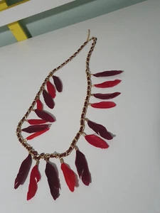 Collar de plumas dorado y rojo disfraz joyería - Imagen 1 de 4