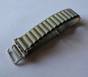 Bracelet Apple Watch 49 mm boucle alpine OLIVE original MOYEN (M) jamais utilisé en vrac - Photo 1 sur 11