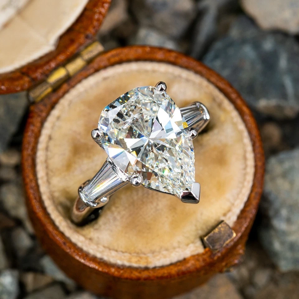 Anillo de compromiso de moissanita real de 3 quilates delicado corte pera chapado en oro blanco de 14K Foto 1 de 4