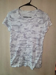 Women's GAP Casual Camo Relaxed Fit Lightweight T-Shirt Size XSMALL - Picture 1 of 5
