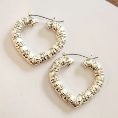 PENDIENTES ARO CORAZÓN GRAN TAMAÑO PLATA ARO CORAZONES TEJIDO BAMBÚ TEXTURA METAL Foto 1 de 4