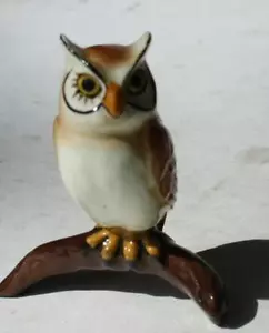 Figura de búho miniatura búho de ojos amarillos encaramado en una rama de árbol figura sin marca - Imagen 1 de 1