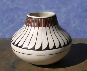 Vintage NAVAJO POTTERY FEATHER POT 7"WX5"T SIGNED BY ARTIST MARY SAXON - Picture 1 of 19