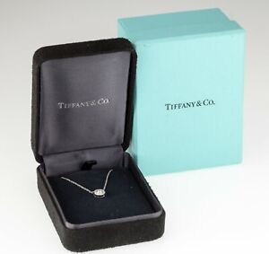 Tiffany & Co Platino Mini Círculo Colgante con Diamante / Caja Y Case TCW =