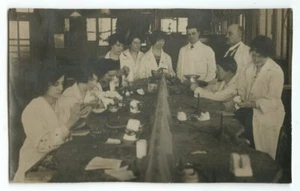 c1910 RPPC mujeres estudiantes trabajando en fundiciones dentales en la escuela de odontología - Imagen 1 de 2