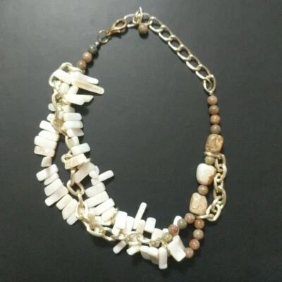 Collar llamativo de cadena con concha blanca y crema y piedras preciosas de jaspe y tono dorado Foto 1 de 3
