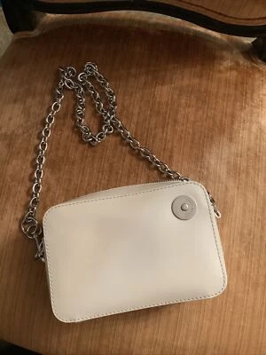 Bandolera/bolso de hombro para cámara Kara con cadena plateada hueso blanco $370 Foto 1 de 4