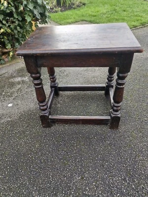 Taburete victoriano de roble Foto 1 de 4