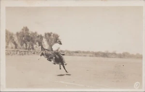1931 Ponca City, Oklahoma Bull Rider Rodeo Vaquero RPPC Foto Real Postal #3940 - Imagen 1 de 2