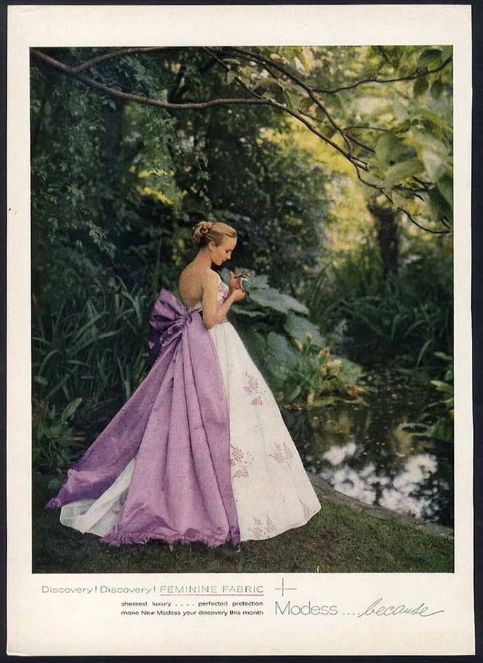 Vestido de noche 1958 faja púrpura modesa anuncio mujer bonita en jardín Foto 1 de 1