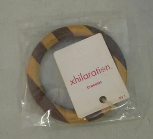 Xhilaration gestreifter Holz Armreif Armband - Neu mit Etikett - Innendurchmesser ~ 2,5 Zoll - Bild 1 von 4
