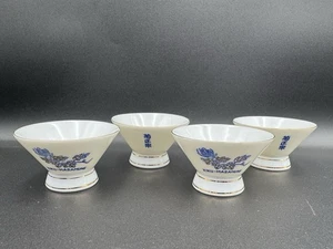 Juego de 4 tazas de sake vintage Kiku Masamune azul dorado blanco floral hechas en Japón - Imagen 1 de 5