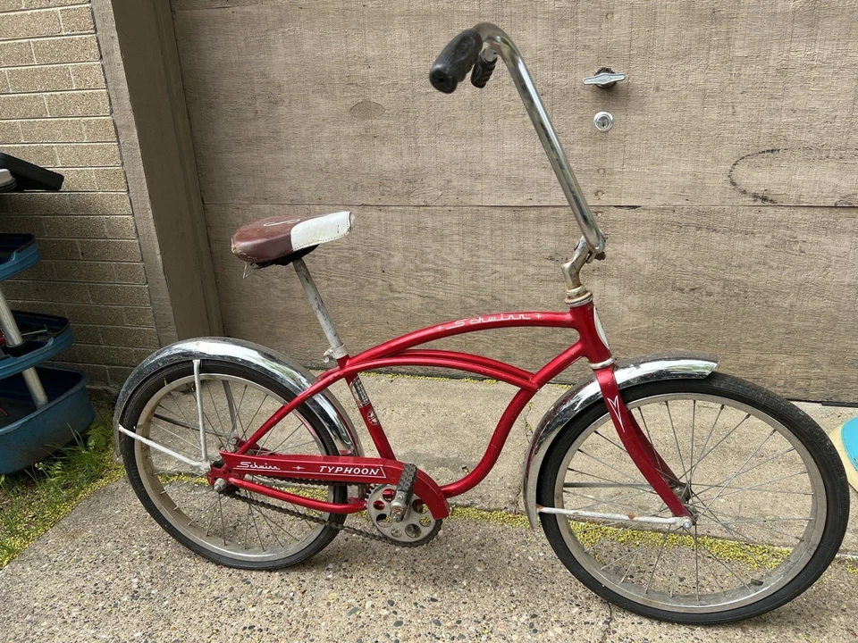 Bicicleta Schwinn vintage roja en muy buena condición 20” Typhoon niños Foto 1 de 4