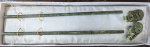 Original Vintage Nephrit Spinat Natürliche Jade Chinesische Essstäbchen 2 mit 2 Resten - Bild 1 von 5