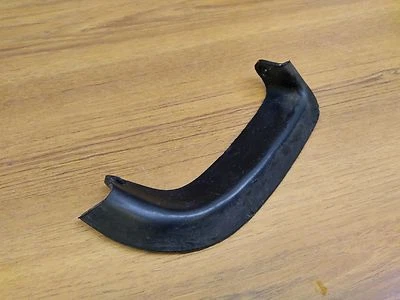 BONITO USADO ORIGINAL GENUINO PORSCHE 924 PARACHOQUES DELANTERO DERECHO GOMA TAPA ANTIPOLVO PROTECTOR Foto 1 de 4