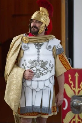 Римский легат трибуна офицер золотой украшенный плащ плащ золотой и серебряный медальон - Изображение 1 из 4