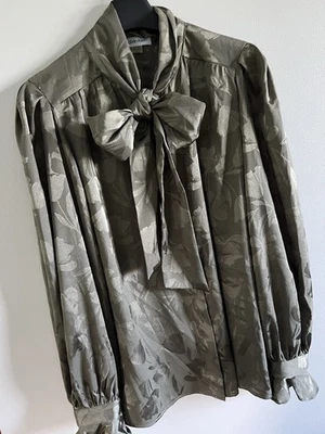 Blusa informal de satén con cuello de moño para mujer manga larga camisas top pequeño floral oliva Foto 1 de 4