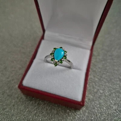Anillo con halo de circón y diopsido cromado turquesa de la Bella Durmiente en plata de ley Foto 1 de 4