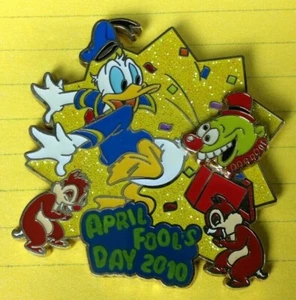 Disney Aprilscherz 2010 Donald Duck Chip & Dale Slider 3-D Pin LE 3000 Rarität - Bild 1 von 3