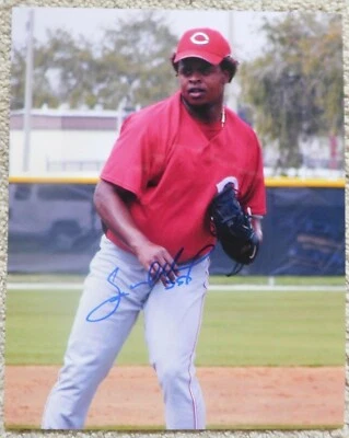 Foto firmada autografiada por Edinson Volquez 8x10 de los Rojos de Cincinnati de los Reales  Foto 1 de 2