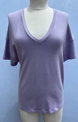 Camiseta Majestic Filatures cuello en V manga corta lavanda de lujo talla 4 (grande) Foto 1 de 4