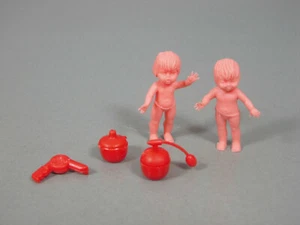 Bebés: Bebés Con Haushaltsgegenständen - Con Secador, Polvera, Frasco (Rojo) - Imagen 1 de 1