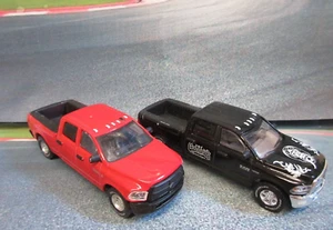 Lote de 2 Greenlight 2016 Dodge Ram 2500 rojo y negro "Gas Monkey" (M) - Imagen 1 de 5