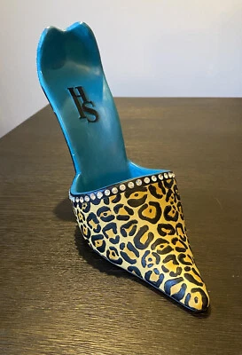 Portabotellas de vino de tacón alto High Spirits verde azulado/leopardo/estrás. Gran forma Foto 1 de 4
