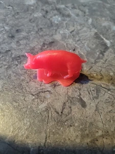 Cerdo de plástico sin marca, plástico rojo - 2inx1in con base - Imagen 1 de 5
