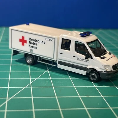 Camión Herpa escala HO 1:87 Mercedes Cruz Roja Alemana Rotes Kreuz Foto 1 de 4