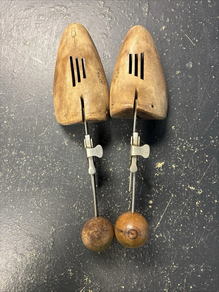 Camilla de zapatos de madera y latón; talla 7,5; para mujer; ajustable Foto 1 de 1