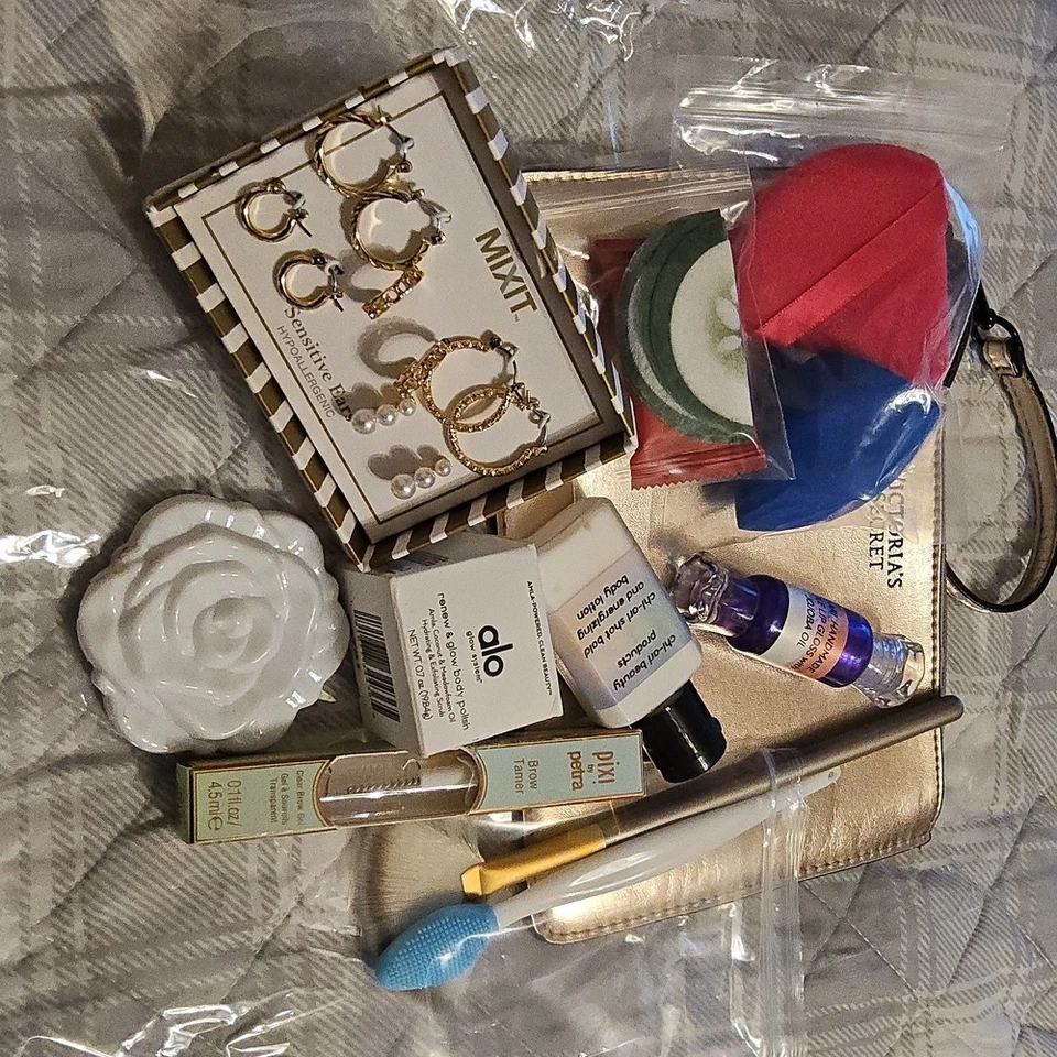 Paquete de muñecas de maquillaje doradas metálicas Victoria's Secret Foto 1 de 4