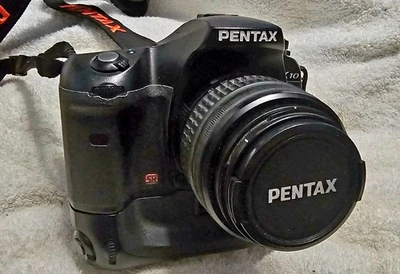 Cámara Digital SLR Pentax K-10D 10.2MP, Empuñadura D-BG2, 2 Lentes y Baterías Foto 1 de 4
