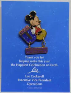 Spilla Disney WDW Cast Member Cross U Estate 2005 Spilla Topolino LE2500 Nuova - Foto 1 di 3
