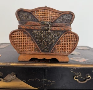 Vintage Chinese Jewellery Box Casket Woven Wicker & Wood 21cm x 17cm x 11cm - Picture 1 of 13