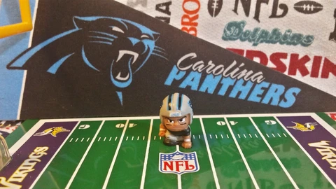 NFL Teenymates 2016 Series 5 Carolina Panthers Lineman (LM/3-pt stance) figure Cover