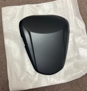 SUZUKI 45500-04810-YKV GSX-S1000 BLACK REAR SEAT COWL OEM - Bild 1 von 3