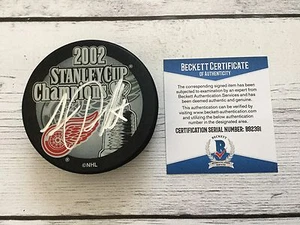 Luc Robitaille Signed 2002 Red Wings Stanley Cup Hockey Puck Beckett BAS COA c - Picture 1 of 3