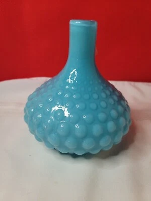 Jarrón de vidrio soplado con boca de vidrio opalescente azul de 7" de alto Foto 1 de 4